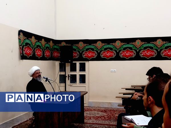 کلاس تفسیر قرآن در ارامگاه شهید مدرس 