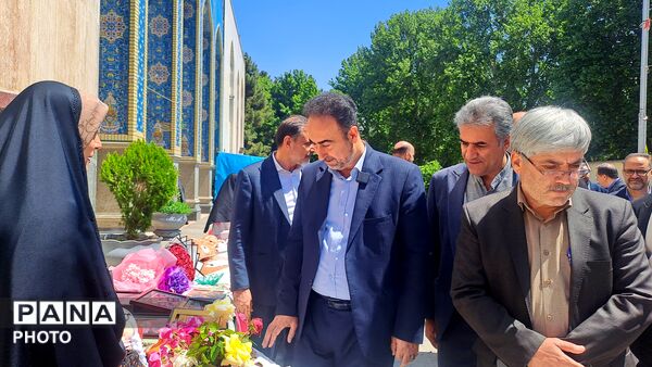 خروش جوانان در مصلی کرج با اجرای سرود و رجزخوانی  دانش‌آموزان در آیین پاسداشت میهن