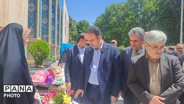 خروش جوانان در مصلی کرج با اجرای سرود و رجزخوانی  دانش‌آموزان در آیین پاسداشت میهن