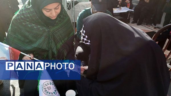 غرفه نسل افتخار سازمان دانش‌آموزی استان آذربایجان شرقی در راهپیمایی ۱۳‌ آبان