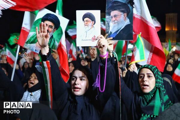 هنرمندان پای کار انقلاب