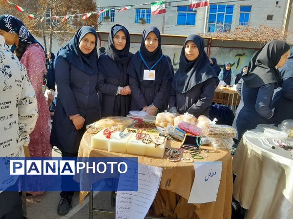 نمایشگاه کارآفرینی دانش‌آموزان دبیرستان حجاب شهرستان ورامین