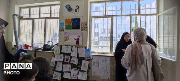 نمایشگاه نقاشی دانش آموزان شهرستان قدس  با موضوع مبارزه با اعتیاد 