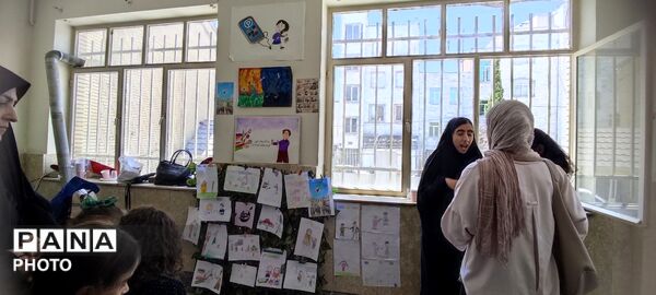 نمایشگاه نقاشی دانش آموزان شهرستان قدس  با موضوع مبارزه با اعتیاد 