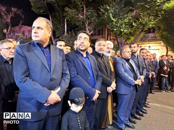 تجمع شبانه فرهنگیان و دانش‌آموزان تبریز با حضور معاون وزیر