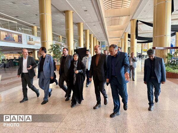 بازدید وزیر راه و شهرسازی از روند خدمات‌رسانی به زائران امام رضا(ع) در فرودگاه مشهد