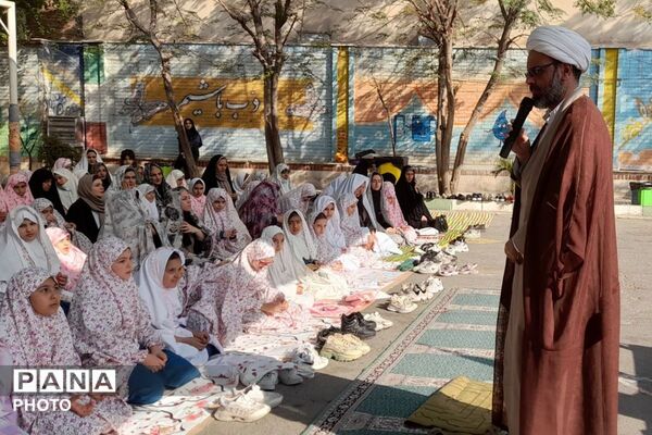 هم‌نوایی نسل فاطمی با مادران در نماز جماعت ایام فاطمیه؛ دبستان شهید اول ۲