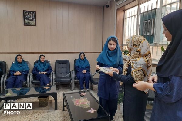 قدردانی از تلاش‌های انجمن دانش‌آموزی مدرسه عفاف 