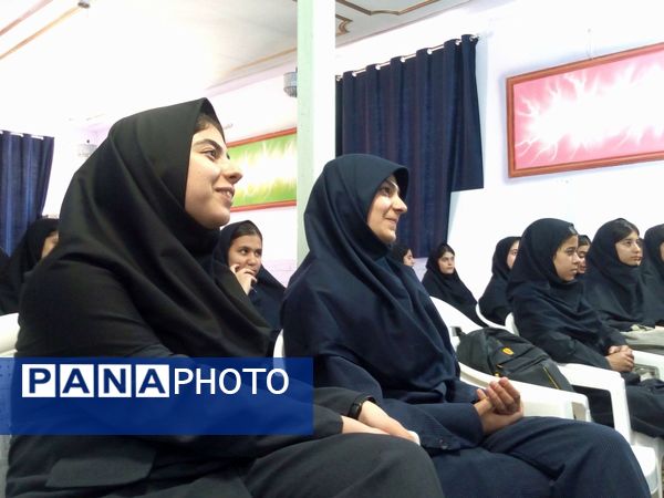 خوانش زندگی نامه شهدا در دبیرستان فاطمیه