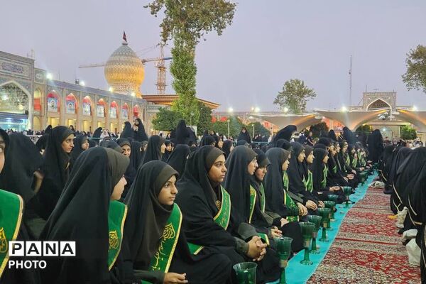 آیین لاله‌گردانی در شام غریبان امام رضا(ع)