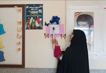 نواختن زنگ انقلاب در روستای هوتک 