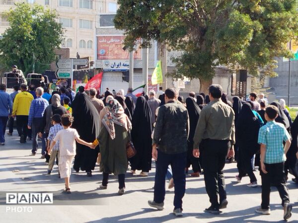 هم‌قدم با خانواده به یاد حماسه‌سازان دفاع مقدس