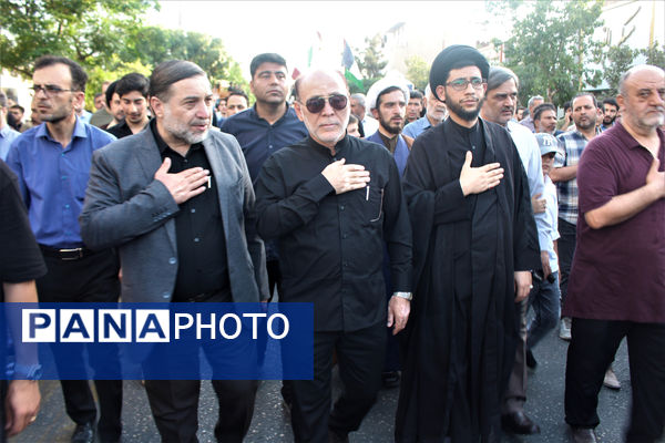 جلوه‌های حماسی از حضور نوجوانان قمی در مراسم تشییع شهدا 