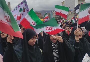 حضور گسترده دانش‌آموزان شهرستان سیروان در راهپیمایی ۱۳ آبان