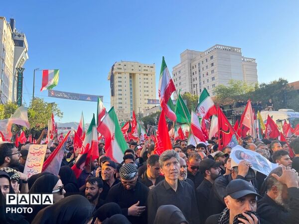 حضور گسترده مردم در مراسم تشییع و تدفین رهبر شهید و خانواده گرامیشان