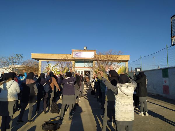 مراسم صبحگاه در دبیرستان دخترانه امید 