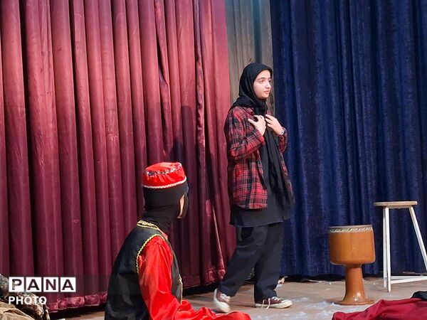 مسابقات تئاتر صحنه ای دختران در شهرستان کاشمر