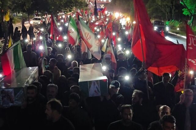 وداع مشهدی‌ ها با لاله‌های خونین خیابان اقبال لاهوری در بلوار وکیل‌ آباد از قاب پانا