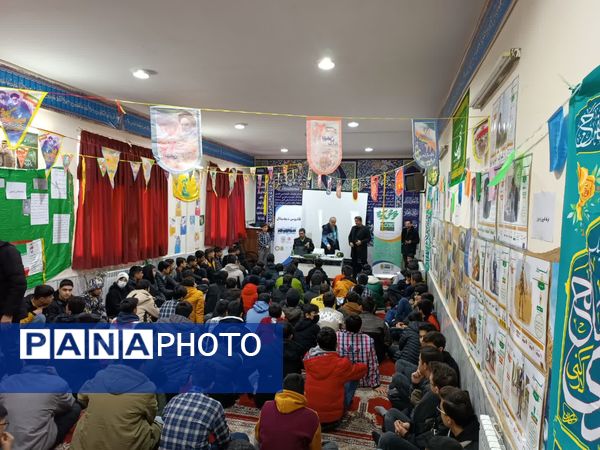 کارگاه آموزشی پیشگیری از آسیب‌های فضای مجازی در دبیرستان رجایی