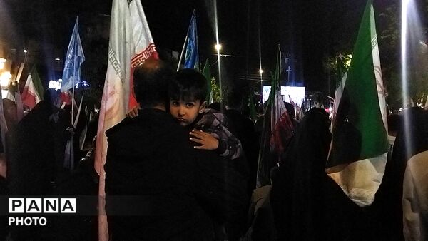 برای پنجاه و یکمین شب حسینیه امام شاهد حماسه مردم شد 