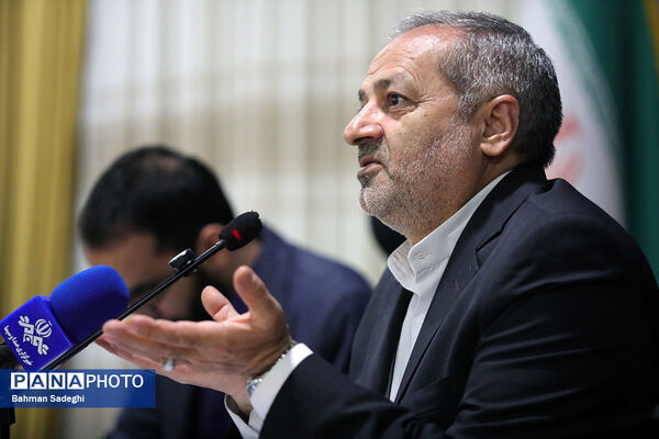نشست صمیمی وزیر آموزش و پرورش با مدال آوران المپیادهای جهانی