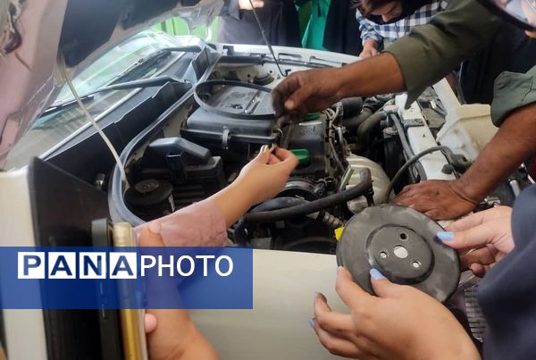 بانوان حاجی‌آباد در کارگاه تعمیرات ماشین