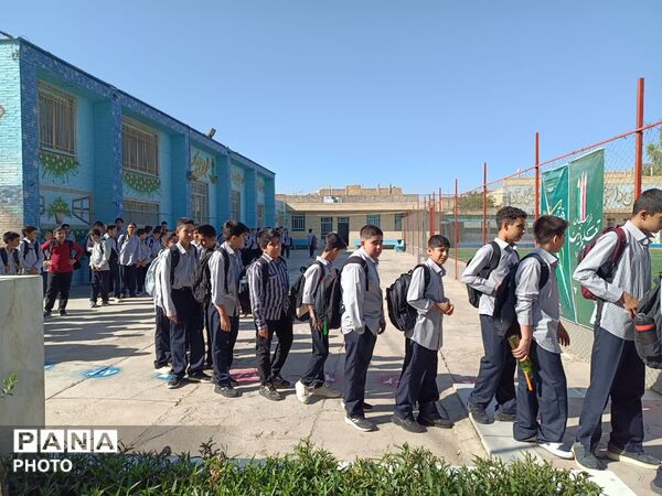 آغاز سال تحصیلی در مدرسه دکتر حسابی ۲ با شور و نشاط دانش‌آموزی