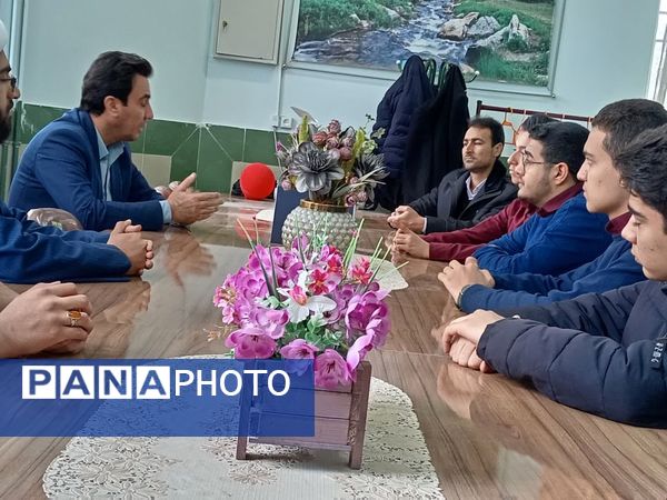 جلسه هم‌اندیشی اعضای شورای دانش‌آموزی دبیرستان نمونه آیت‌الله خامنه‌ای 