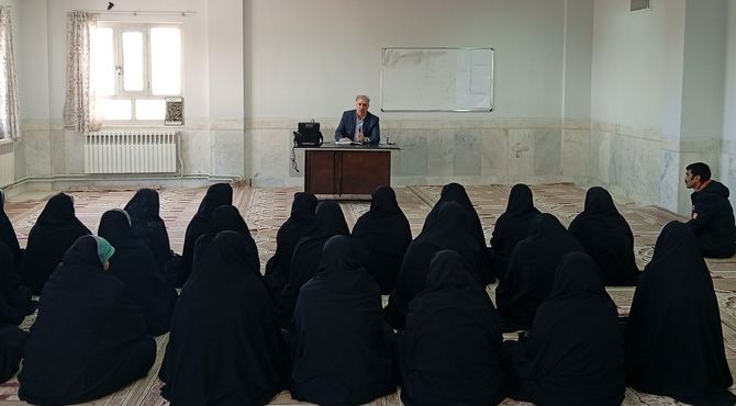 نشستی برای پاسخ به سوال چگونه با نوجوانانمان بهتر ارتباط
 بگیریم؟ 