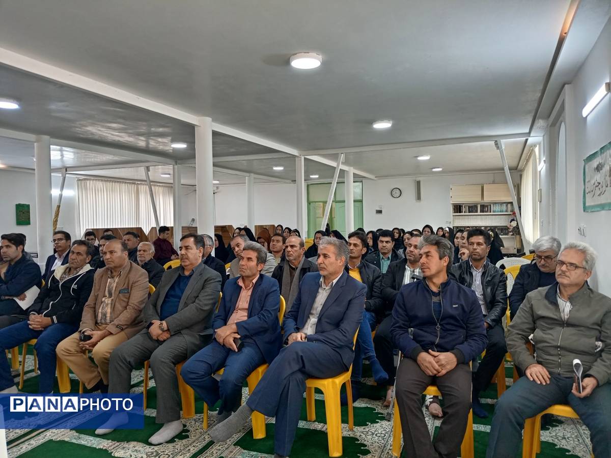 جلسه انجمن اولیا و مربیان تخصصی پایه های دهم دبیرستان نمونه آیت الله خامنه ای برگزار شد