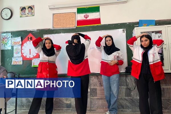 مانور تخلیه اضطراری و آمادگی برای لحظات بحرانی در مدرسه معراج بهارستان‌دو