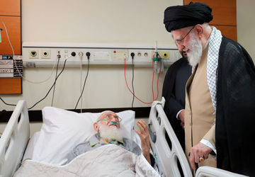 رهبر انقلاب از حضرت آیت‌الله نوری همدانی عیادت کردند