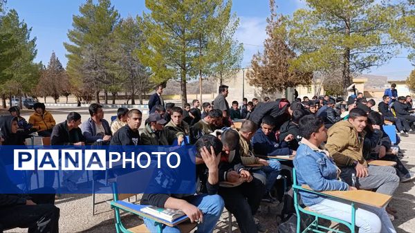 جشن انقلاب در مدرسه نخبگان عشایر 