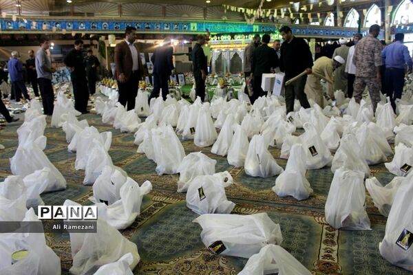 آماده‌سازی بسته‌های معیشتی کمک مومنانه در حسینیه عاشقان ثارالله قائمشهر