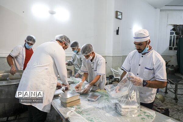 پخت و توزیع غذا درماه مبارک رمضان برای افراد نیازمند