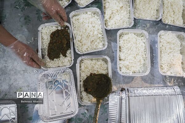پخت و توزیع غذا درماه مبارک رمضان برای افراد نیازمند