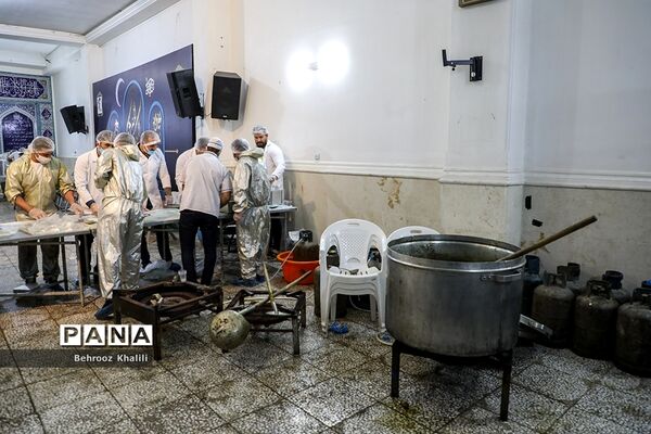 پخت و توزیع غذا درماه مبارک رمضان برای افراد نیازمند