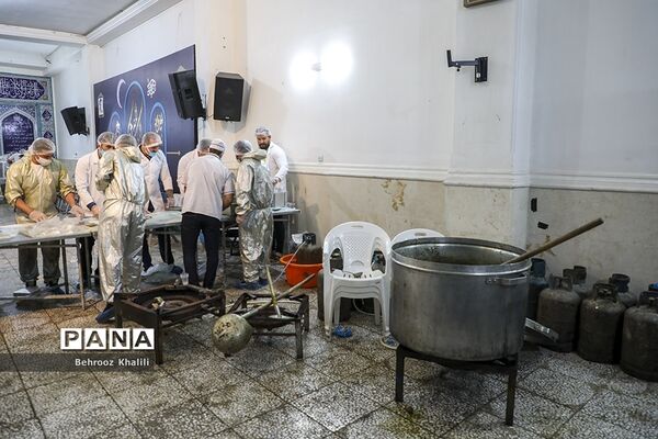 پخت و توزیع غذا درماه مبارک رمضان برای افراد نیازمند