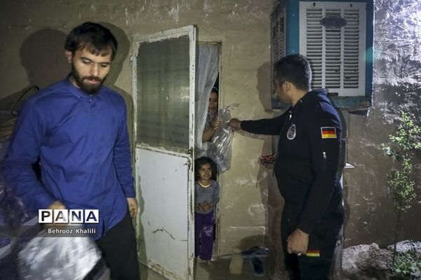 پخت و توزیع غذا درماه مبارک رمضان برای افراد نیازمند