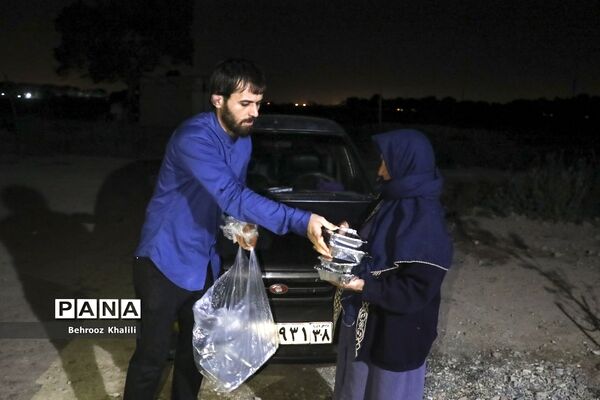 پخت و توزیع غذا درماه مبارک رمضان برای افراد نیازمند