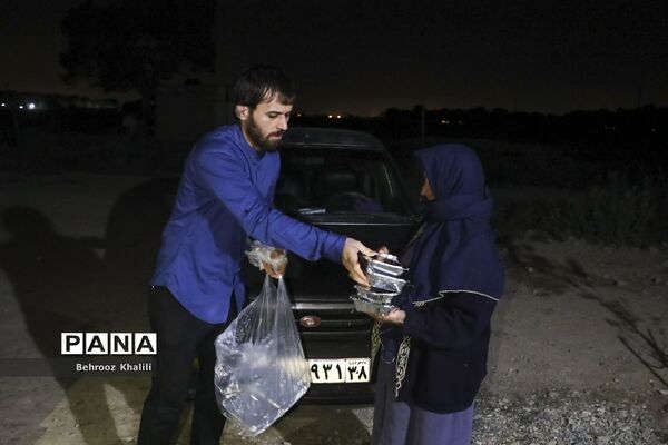 پخت و توزیع غذا درماه مبارک رمضان برای افراد نیازمند