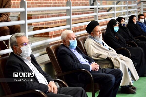 رزمایش همدلى ٣١٣بسته حمایتى به مدیریت آموزش و پروش ناحیه ٥ تبریز
