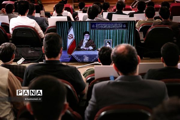 ارتباط تصویری مقام معظم رهبری با نمایندگان تشکل‌های دانشجویی
