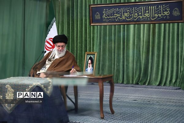 ارتباط تصویری مقام معظم رهبری با نمایندگان تشکل‌های دانشجویی