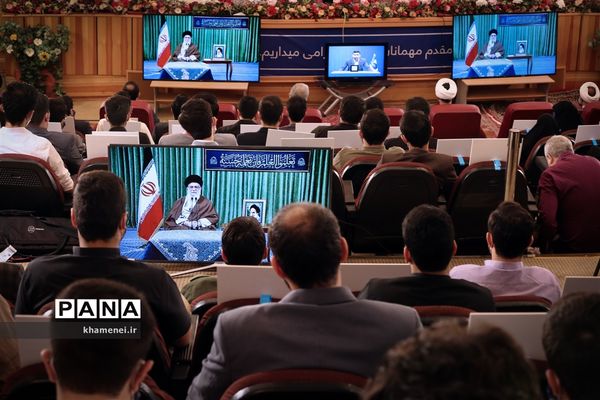 ارتباط تصویری مقام معظم رهبری با نمایندگان تشکل‌های دانشجویی