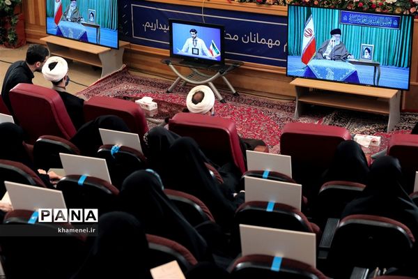 ارتباط تصویری مقام معظم رهبری با نمایندگان تشکل‌های دانشجویی