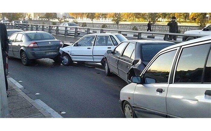 مصدوم شدن ۷ نفر در یک تصادف زنجیره‌ای