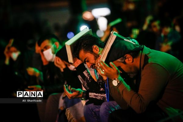 احیای شب بیست و یکم ماه رمضان در مقبره الشهدای چیتگر