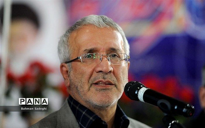 مهدی نوید ادهم: حضور در مدرسه اجباری نیست