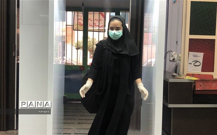 به همت والدین، دستگاه تب سنج و پاشش اتوماتیک در ورودی مدرسه نرگس نصب شد